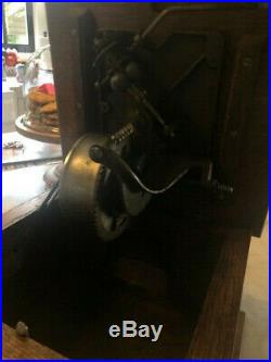 ANTIQUE Victor Talking Machine WITH motor and horn (1900s)
