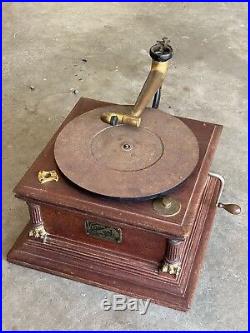 Antique Victor phonograph model VIC VI