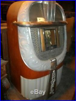 Vintage 1946 AMI mother of plastic jukebox with platters to play 45's